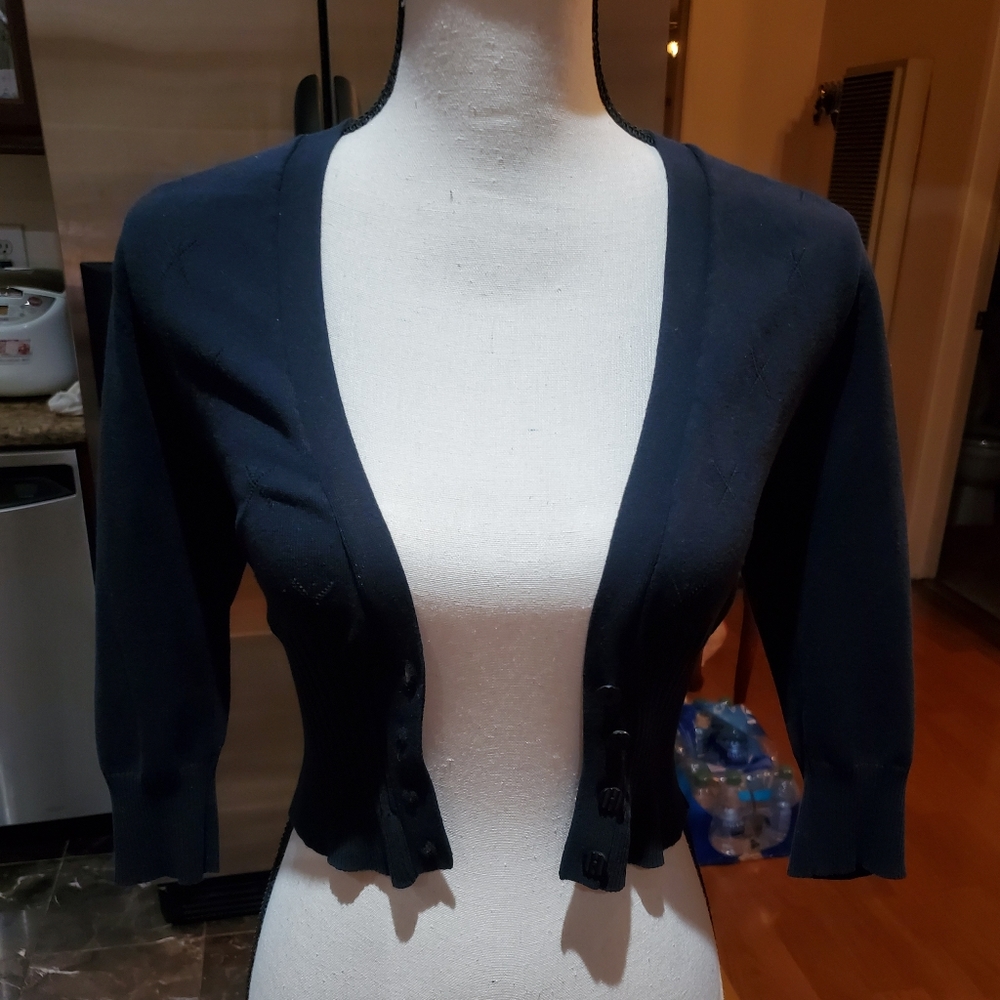 Black buttoned crop